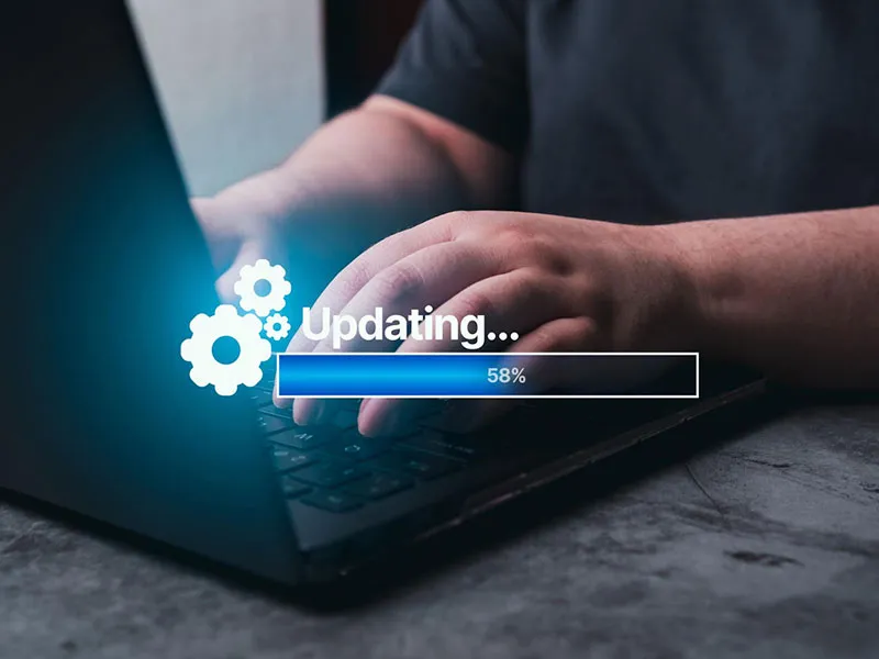 manos en computador que muestra actualizando pagina web